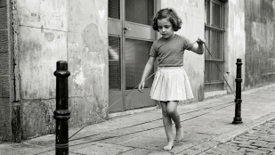 Niña jugando a la goma - IA