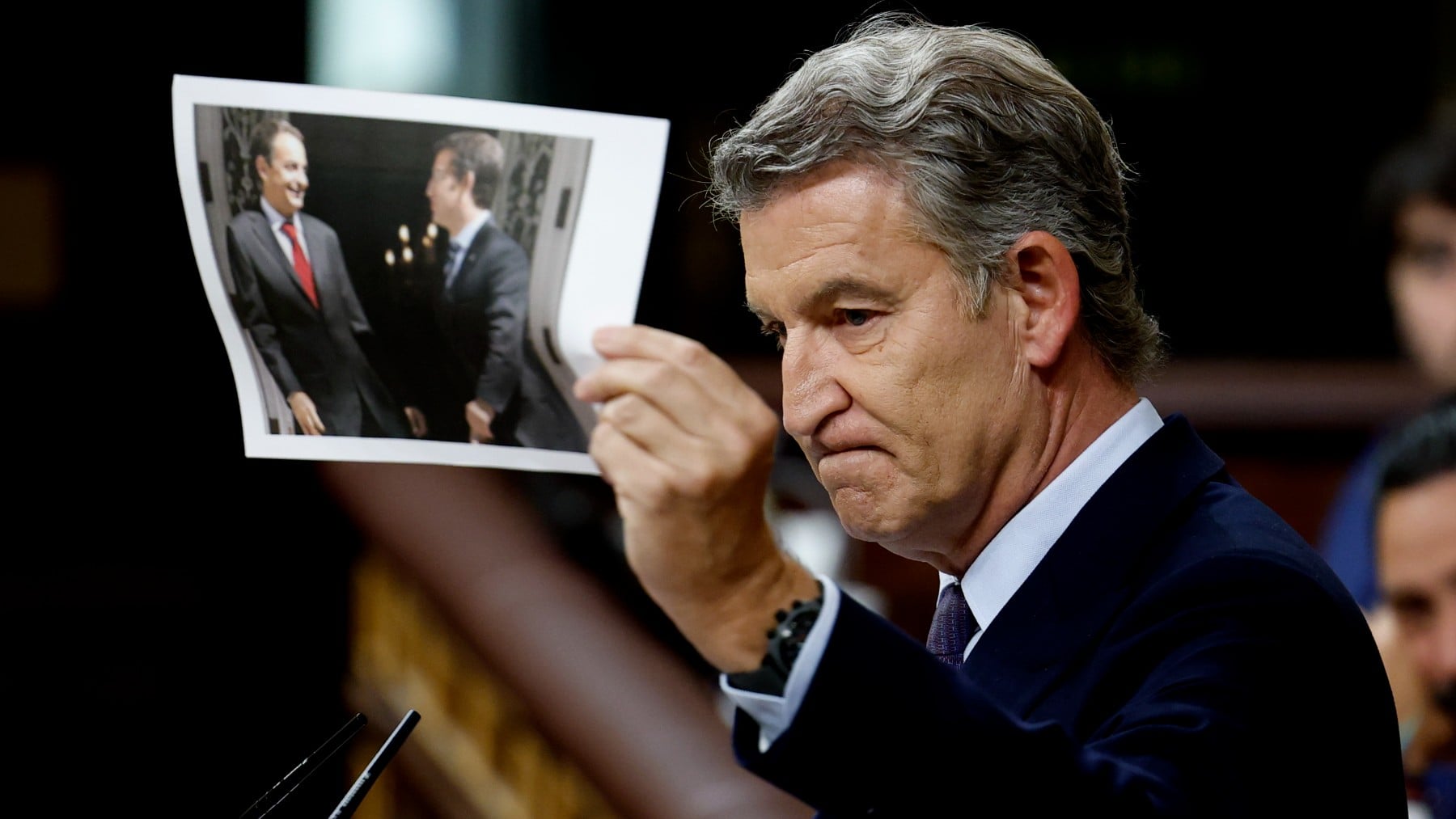 Feijóo usa una imagen con Zapatero para retratar a Sánchez: “Esta es mi última foto con alguien acusado de contrabando