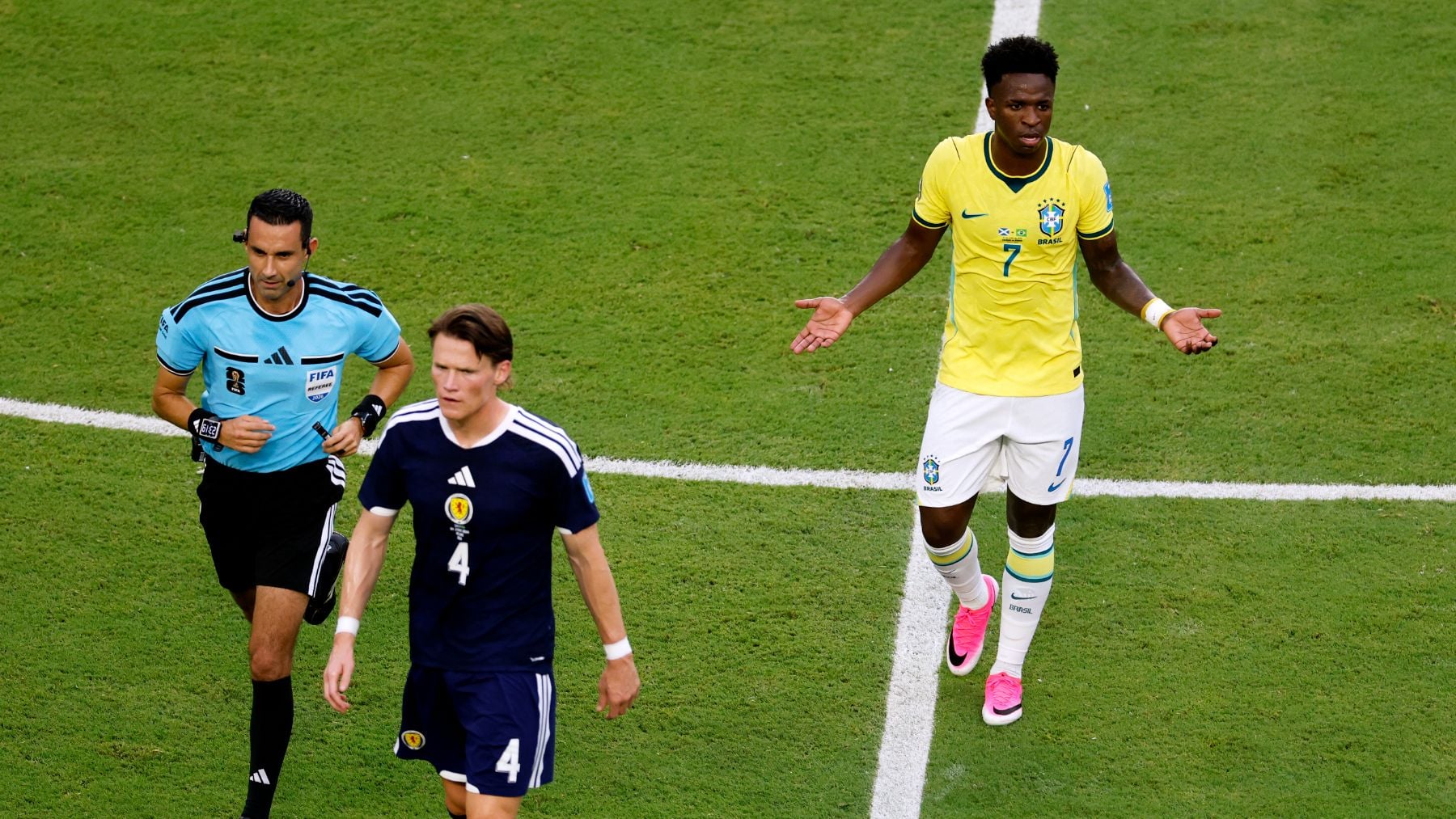 El VAR se inventa una falta de Vinicius para anularle un gol: Es una vergüenza