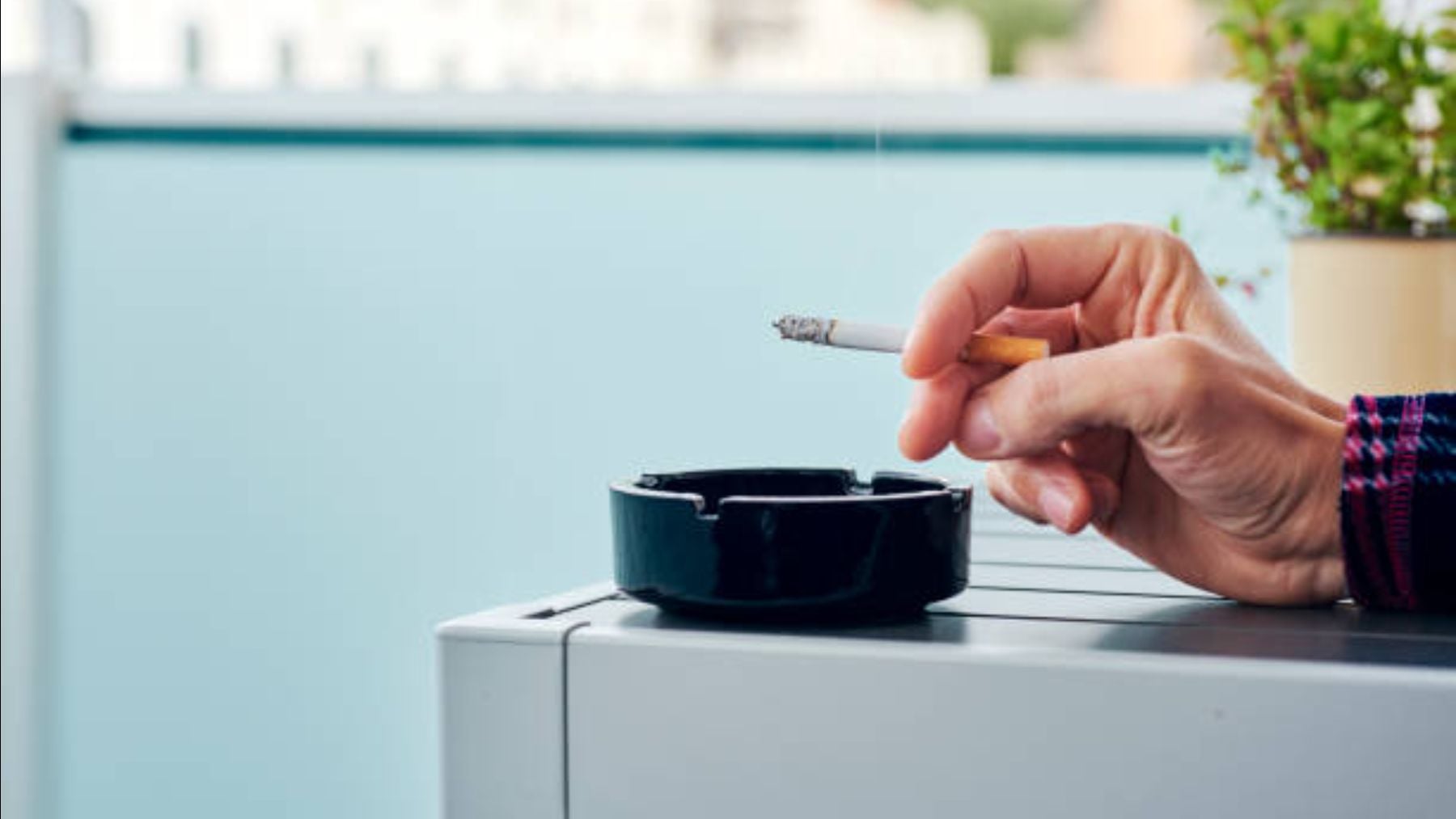 La Ley de Propiedad Horizontal lo confirma: si tu vecino fuma en su terraza puedes apelar al artículo 7.2