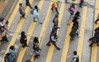 Humanos caminamos en sentido contrario a las agujas del reloj