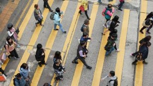 Humanos caminamos en sentido contrario a las agujas del reloj