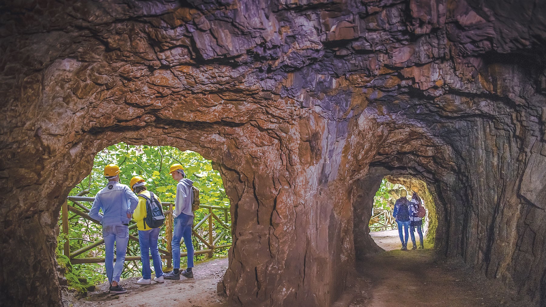 Extremadura tiene uno de los accidentes geológicos más extraños de España: un bosque subterráneo dentro de una mina abandonada