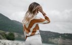 El chaleco con escote halter y cierre con botones que te va a salvar cuando no sepas qué ponerte este verano no está ni en Zara ni en Mango