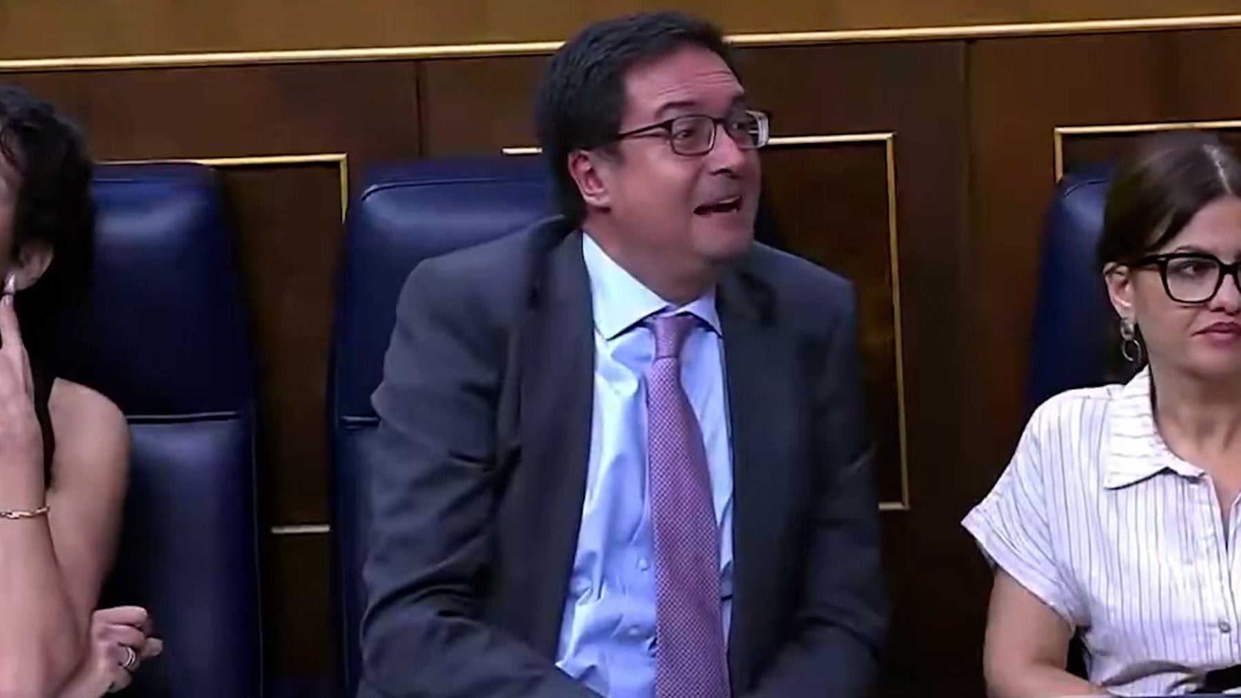 Las cámaras pillan a Óscar López llamando payaso a Feijóo por recordarle que investigó las saunas del suegro de Sánchez