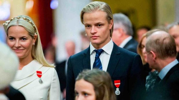 Marius Borg H&oslash;iby junto a su madre, la princesa Mette-Marit de Noruega. (Foto: EFE)