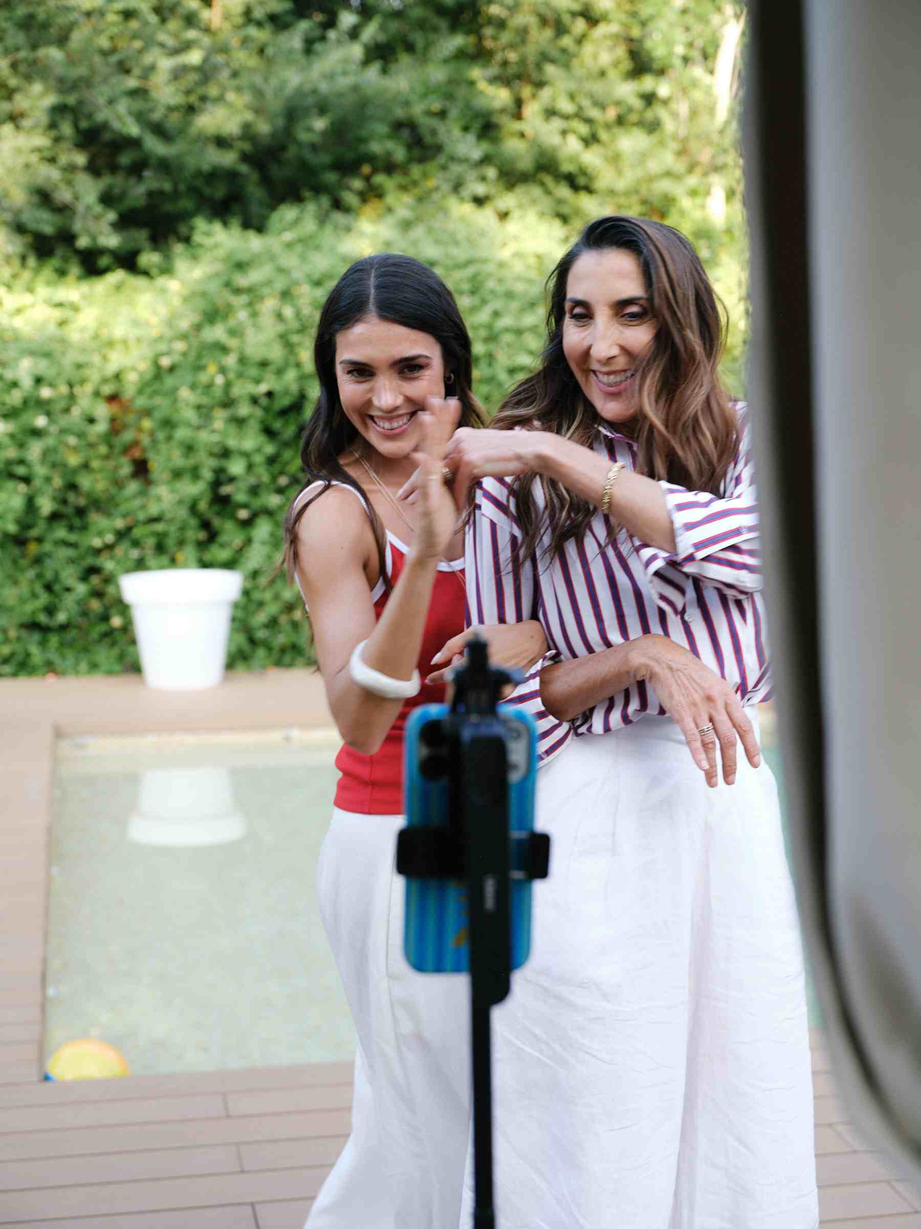Paz y Anna Padilla en su casa en Madrid. (Foto: Cortes&iacute;a)