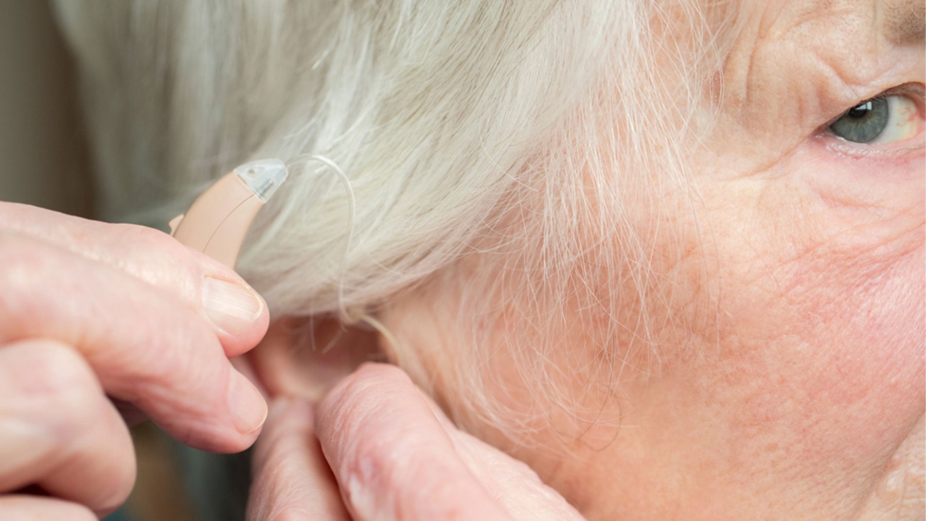 Los audífonos previenen en más de un 20% la demencia en personas con epilepsia