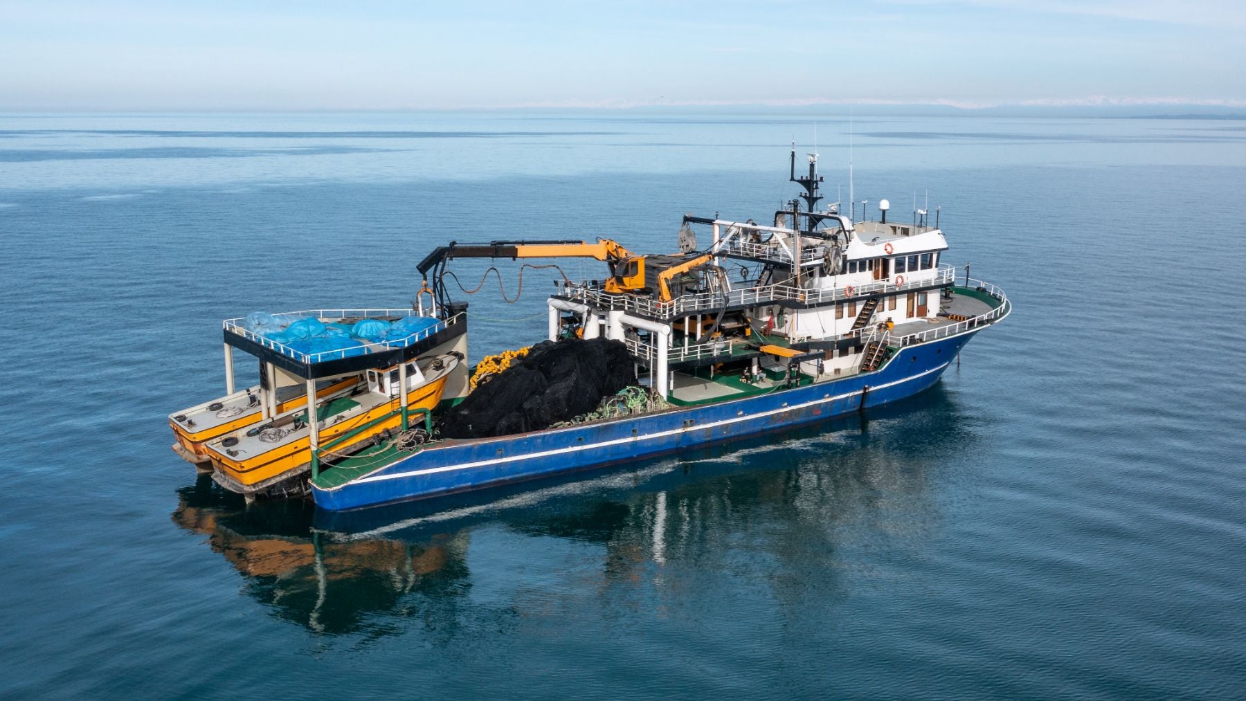 Barco pesquero surcando el mar.