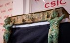 Carro de bronce hallado en Casas del Turuñuelo expuesto en la rueda de prensa. / César Hernández (CSIC - Delegación Institucional del CSIC en Andalucía)
