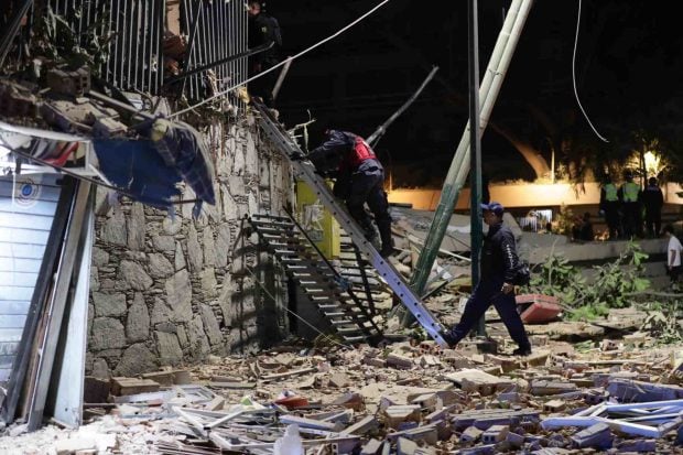 Integrantes de cuerpos de emergencia buscan v&iacute;ctimas tras los terremotos en Venezuela. (Foto: EFE)
