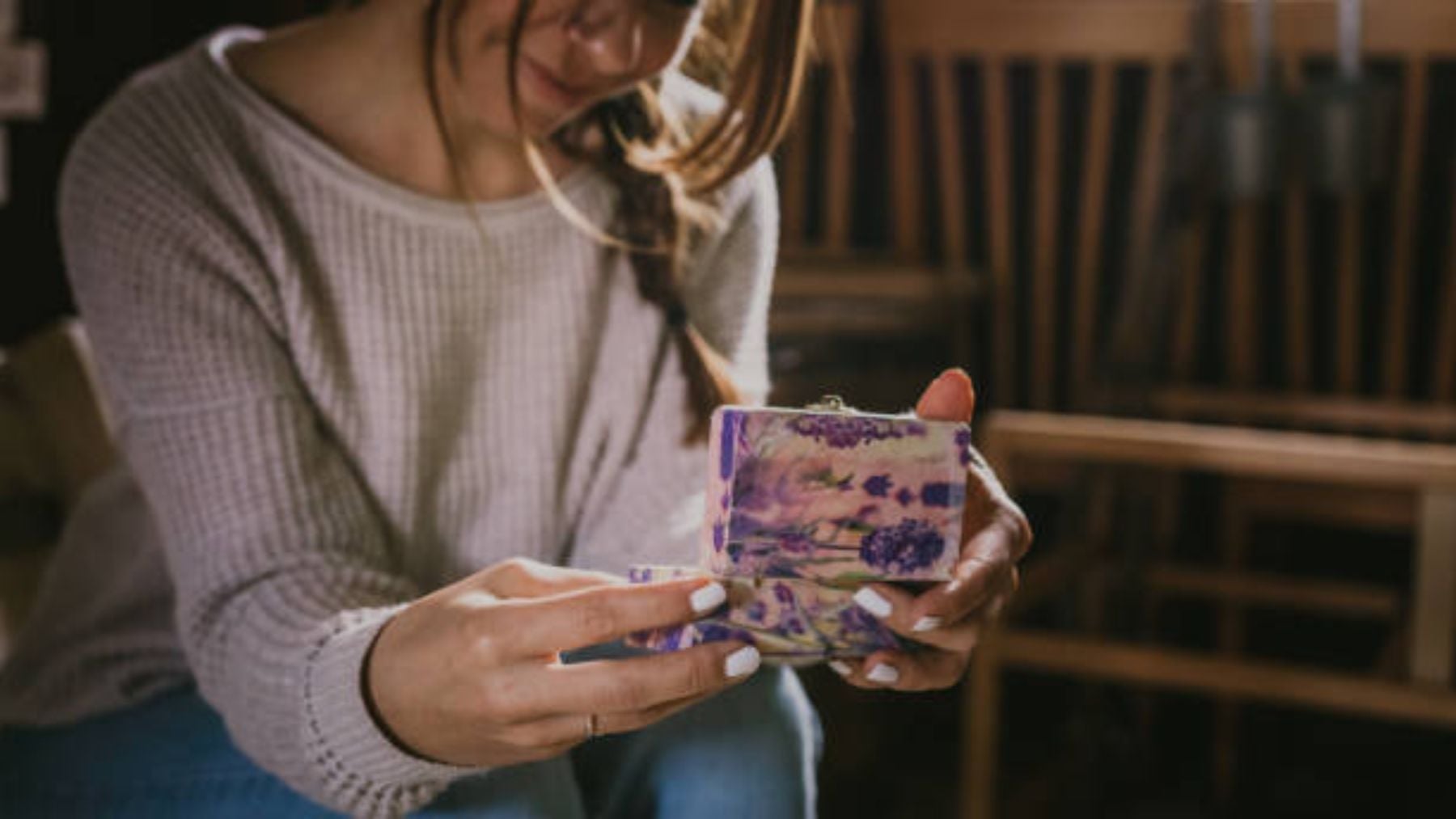 La psicología sugiere que las personas que guardan todo y no son capaces de tirar recuerdos no es por dependencia, sino por alta sensibilidad emocional