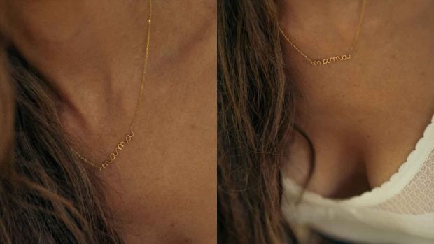 Imagenes del colgante de Sara Carbonero en el que se puede leer la palabra "mam&aacute;" (Instagram).