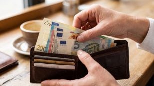Los billetes en la cartera