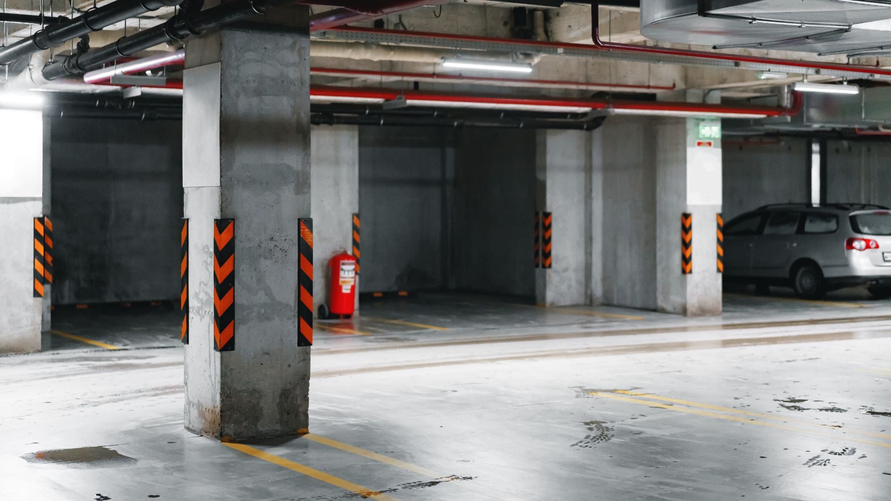 La Ley de Propiedad Horizontal lo confirma: lo que puedes hacer si tu vecino aparca su coche y la moto en la misma plaza de garaje