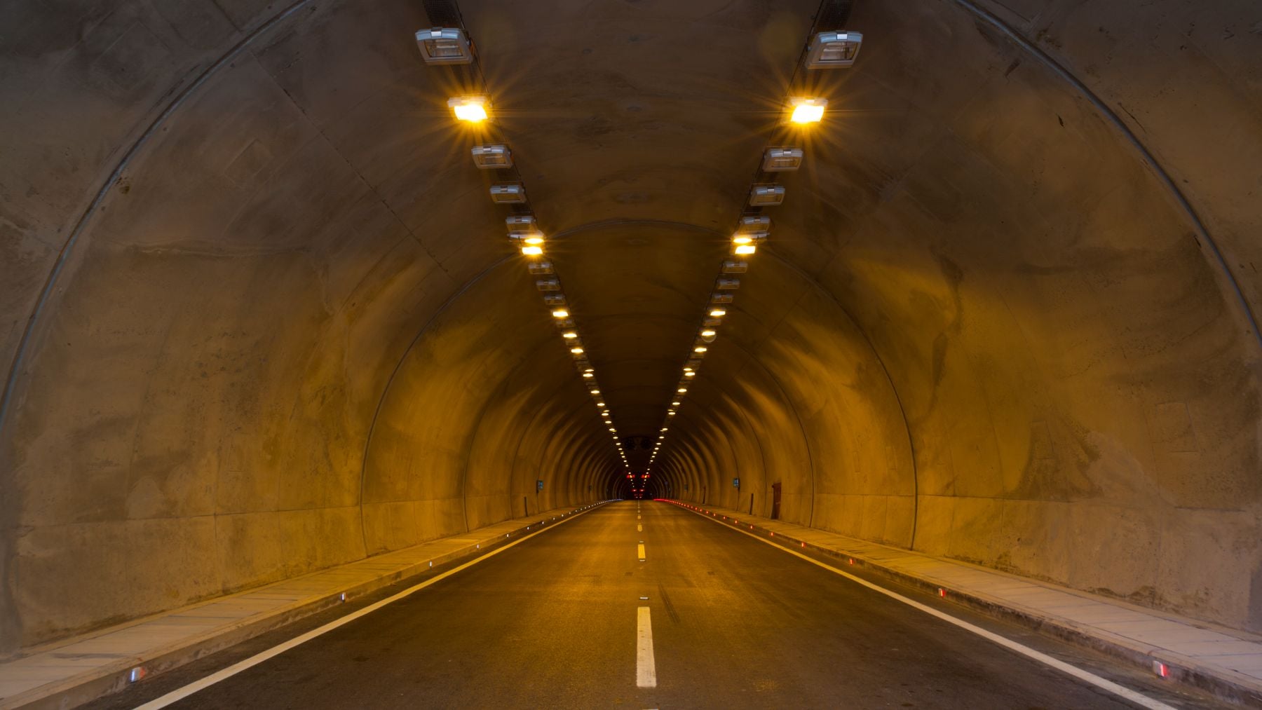 Suiza desafía las reglas de la ingeniería y construye una ciudad paralela bajo los Alpes con 1.400 túneles y 2.000 km bajo las rocas para cambiar el clima