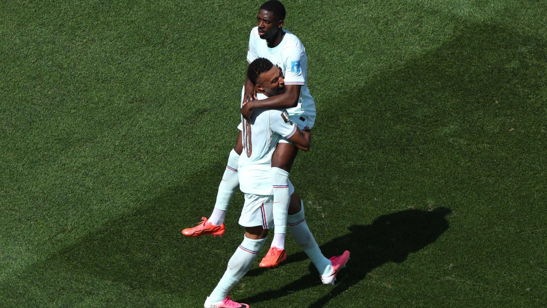 Mbappé asiste al show de Dembélé
