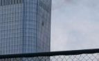 Fachada del edificio China Zun con un panel de vidrio dañado en Pekin