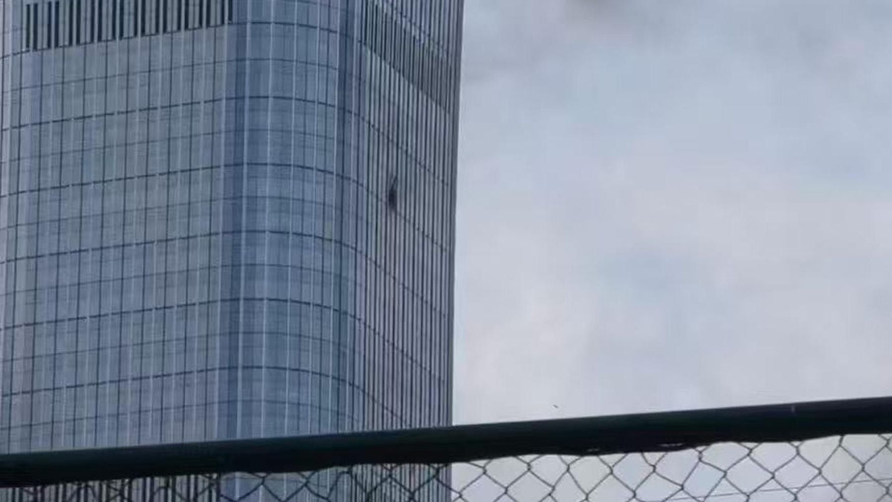 Una avioneta se estrella contra el rascacielos más grande de Pekín