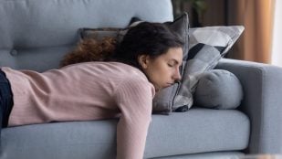 Dormir en el sofá