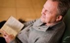 Hombre leyendo un libro. Foto: Freepik