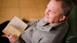 Hombre leyendo un libro. Foto: Freepik
