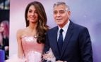 George y Amal Clooney posando juntos en una alfombra roja