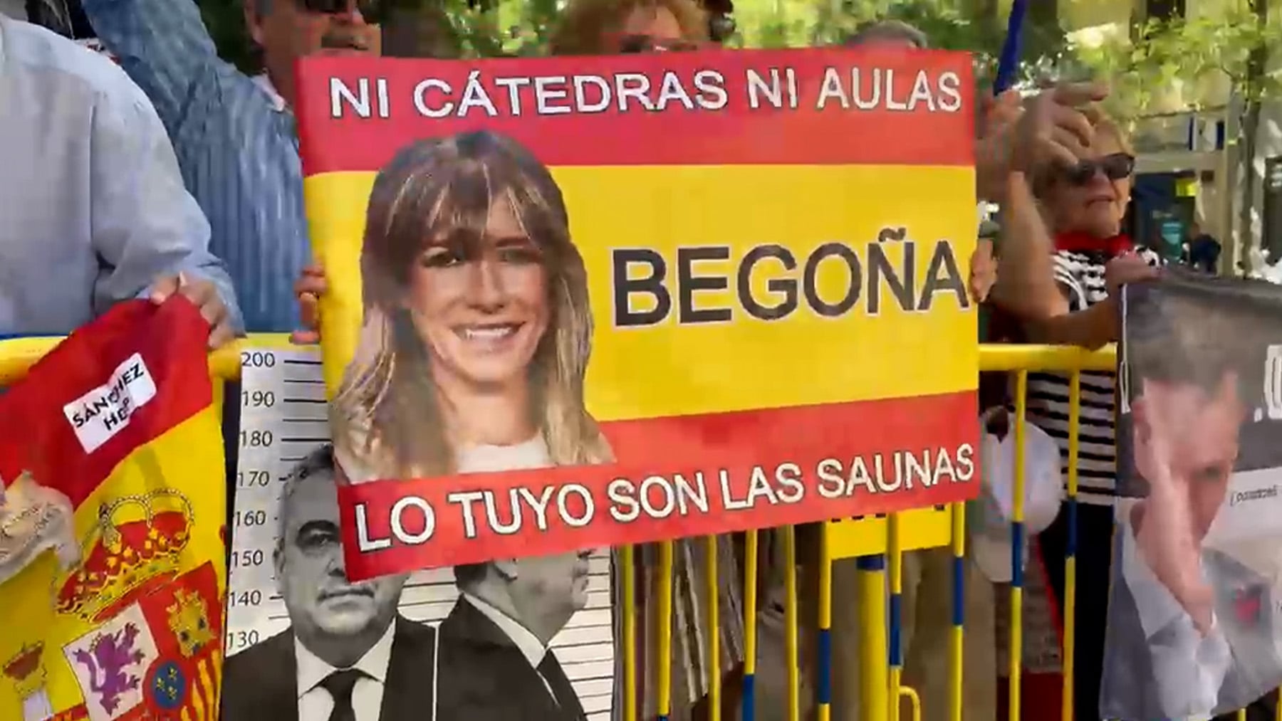 Gritos de ¡ladrones! y ¡corruptos! ante la sede del PSOE durante la celebración del Comité Federal