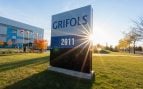Grifols mejora resultados y sanea su balance, pero continúa sin despegar en Bolsa