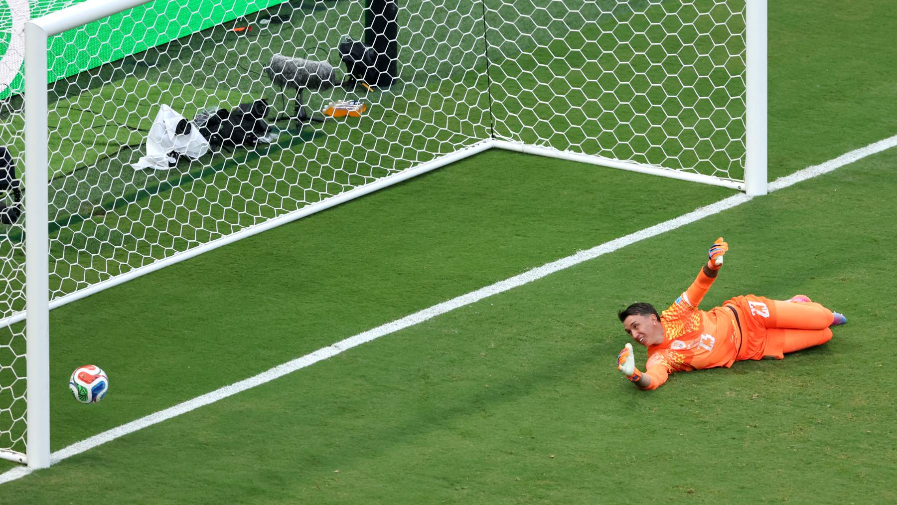 Muslera ayuda a España: cantada del portero de Uruguay para que Baena haga el primero de la Selección