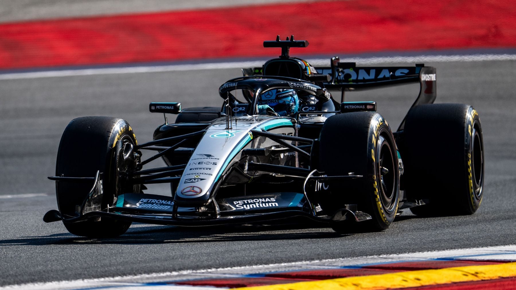 Russell se lleva la pole de la polémica en Austria con Sainz decimoséptimo y Alonso penúltimo