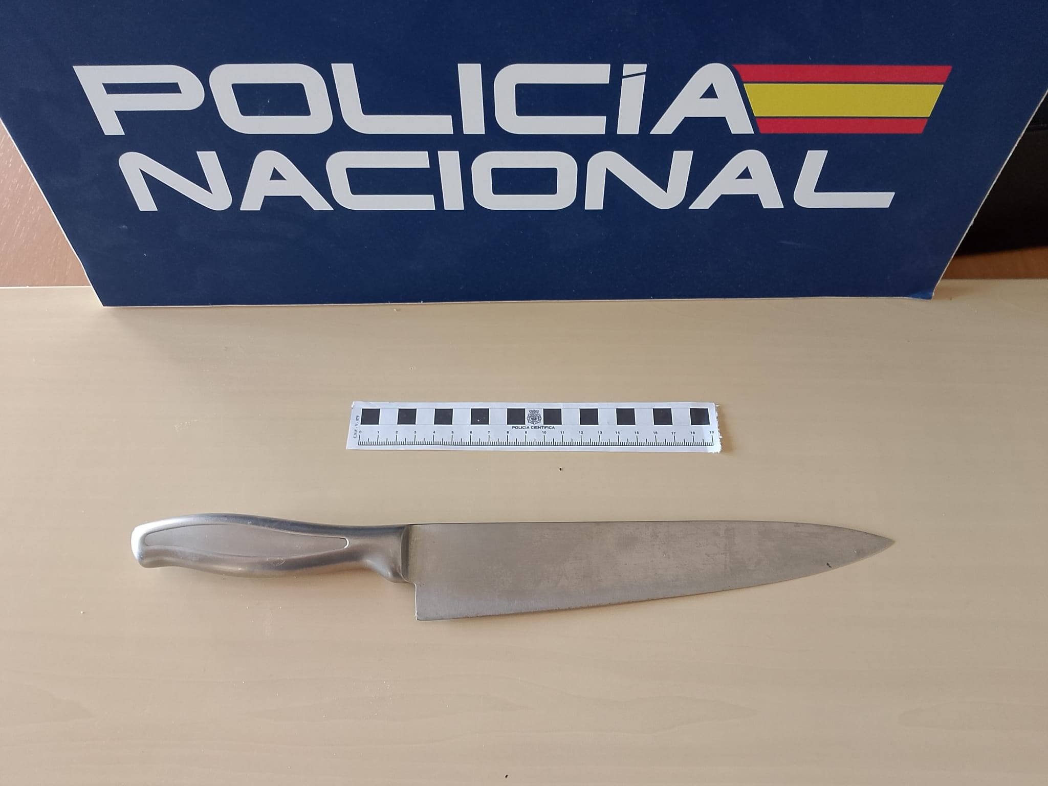 Detenido tras intentar atracar un comercio armado con un cuchillo y una pistola y atrincherarse cuatro horas en Palma