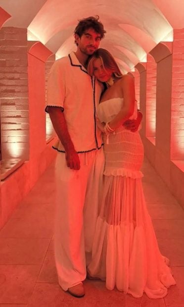 Giulia Be posando con Conor Kennedy