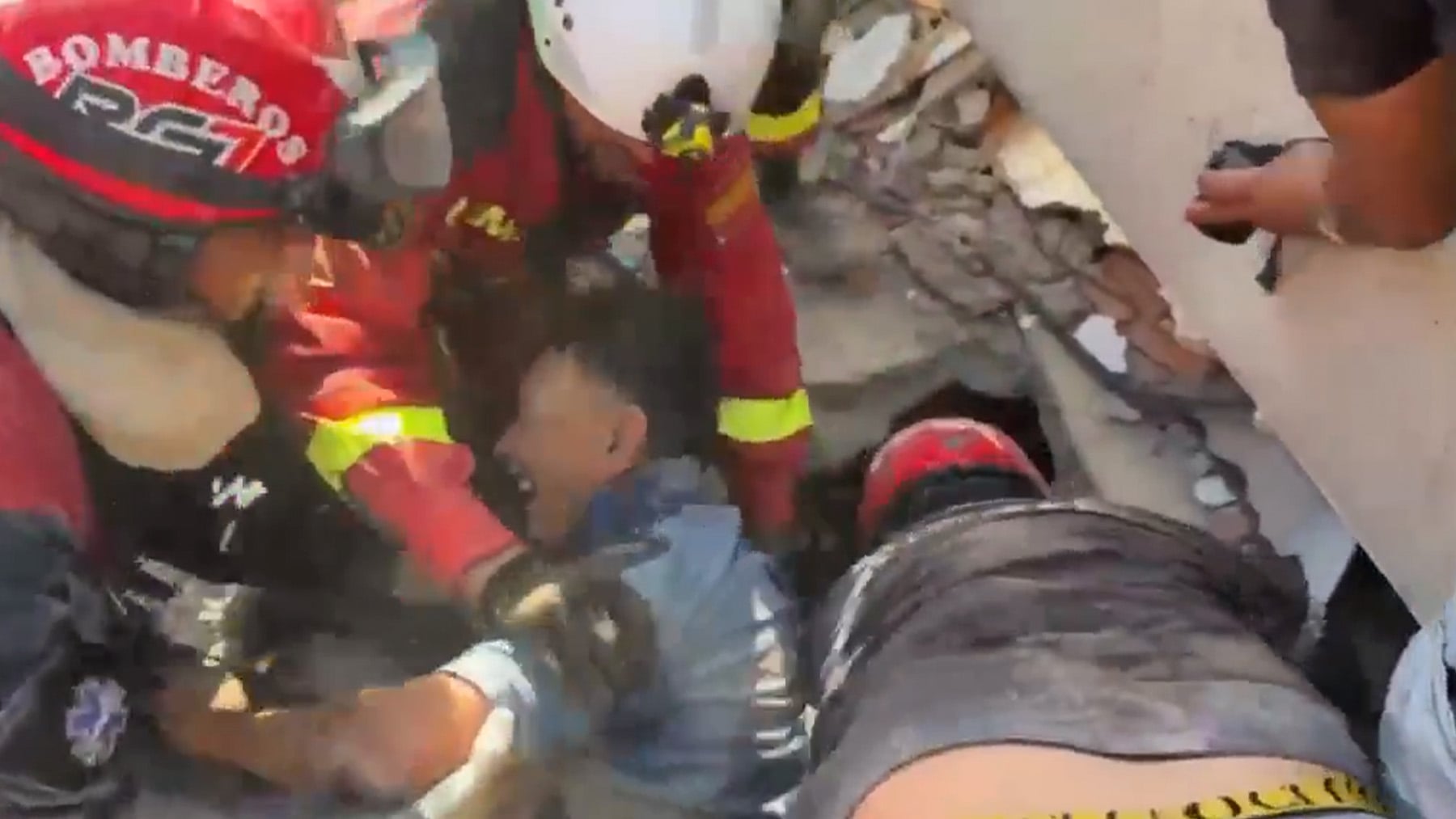 Así rescatan los bomberos españoles: el conmovedor video de un hombre salvado por la UME en La Guaira
