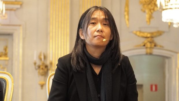 Han Kang en la conferencia de prensa del Nobel de 2024. Foto: Dianne Lee, CC BY-SA 4.0, vía Wikimedia Commons