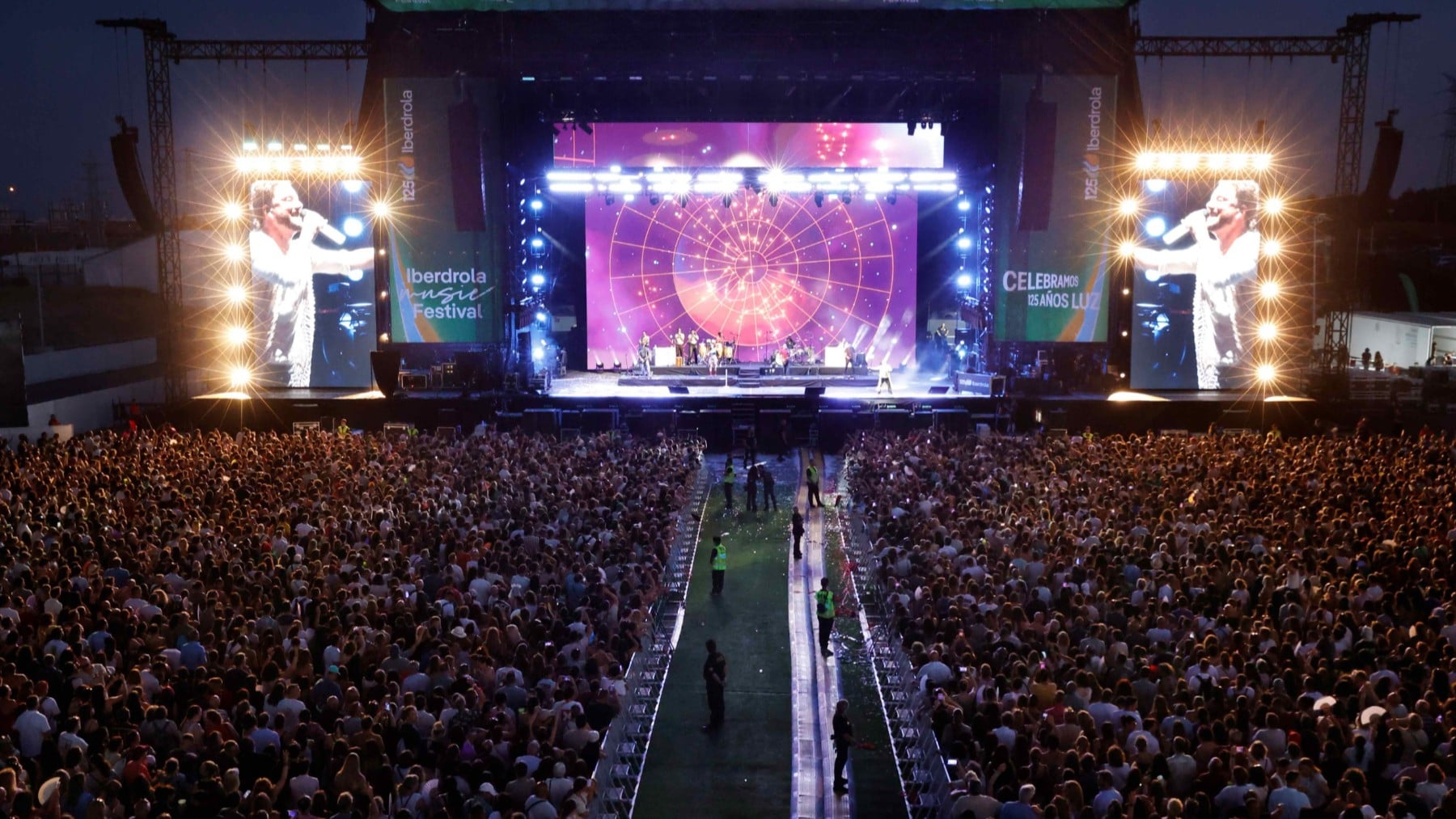 Manuel Carrasco conectó enseguida a través de sus temas con los  a los miles de asistentes en el festival.