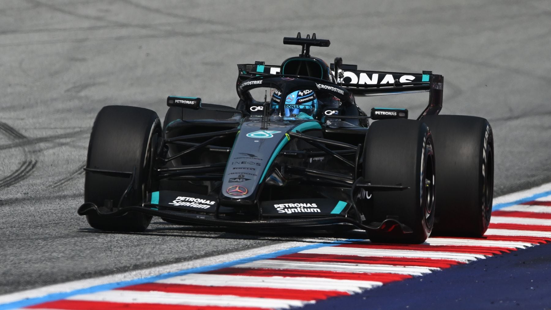Russell doma la furia de Verstappen en Austria para volver a ganar, Alonso último y Sainz abandona