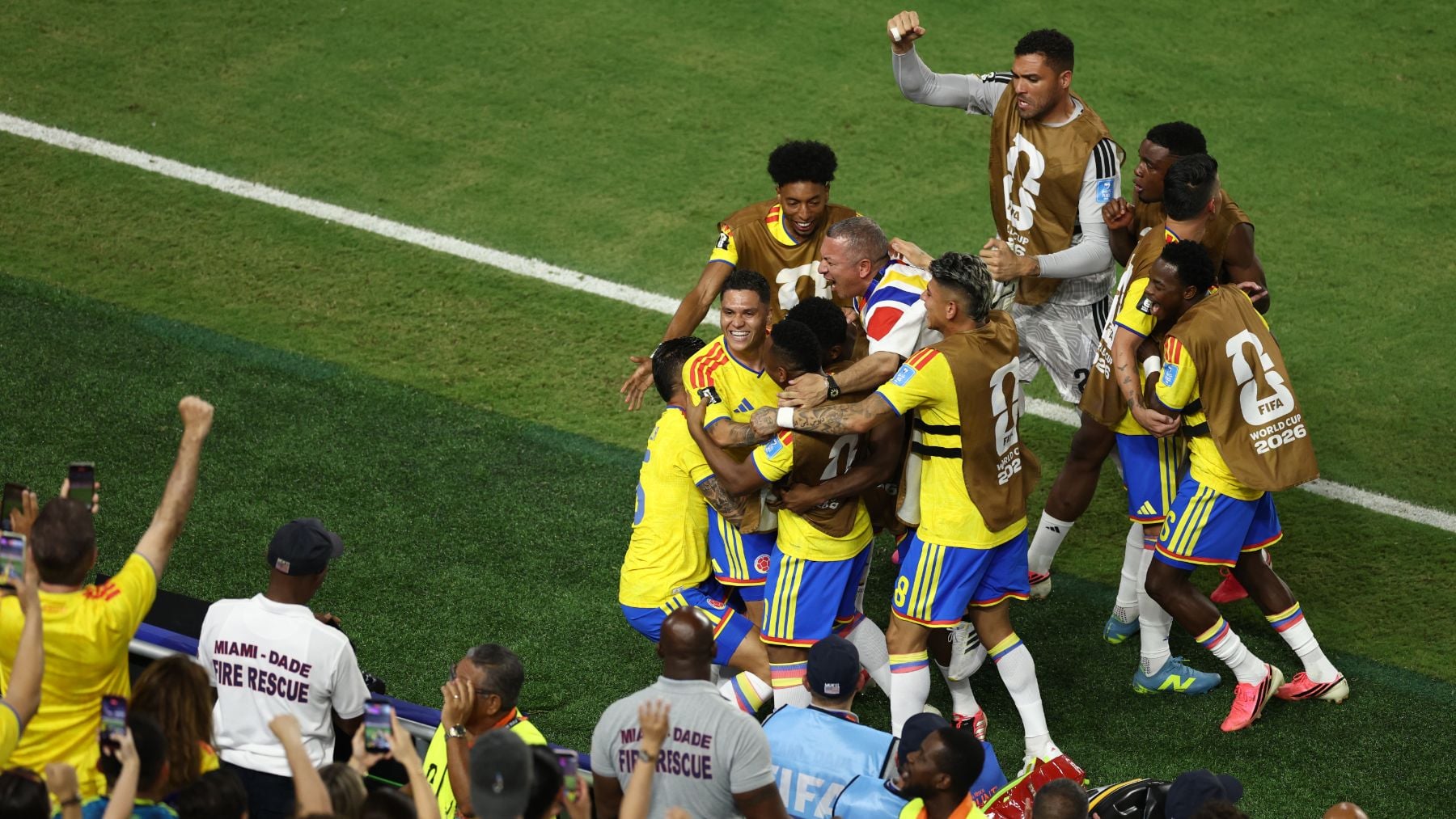 Colombia celebra un gol que más tarde fue anulado. (Getty)