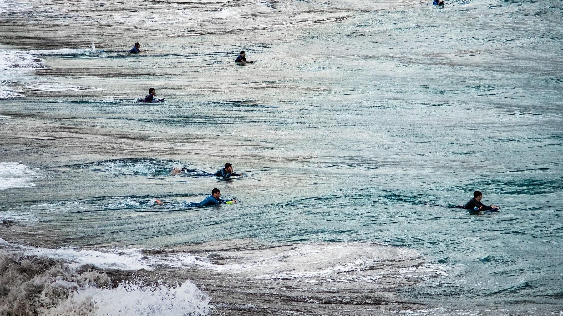 Ni nadar ni gritar: el truco más eficaz que recomiendan los expertos para salir de una corriente de resaca en la playa