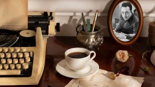 Fotografía de Albert Camus. Escritorio. Foto: Freepik