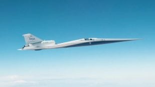 El avión de investigación supersónico silencioso X-59 de la NASA alcanzó su velocidad y altitud objetivo para futuros sobrevuelos comunitarios por primera vez durante un vuelo el viernes 12 de junio de 2026. FOTO: NASA/Lori Losey