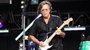 Eric Clapton tocando en vivo en el concierto Hard Rock Calling en 2008 en Hyde Park, Londres. Foto: Majvdl, CC BY-SA 3.0, vía Wikimedia Commons