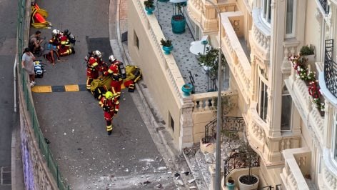 Los bomberos frente a la casa del paquete bomba en Mónaco.