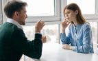 Personas que desvían la mirada al hablar