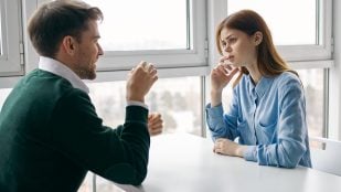 Personas que desvían la mirada al hablar