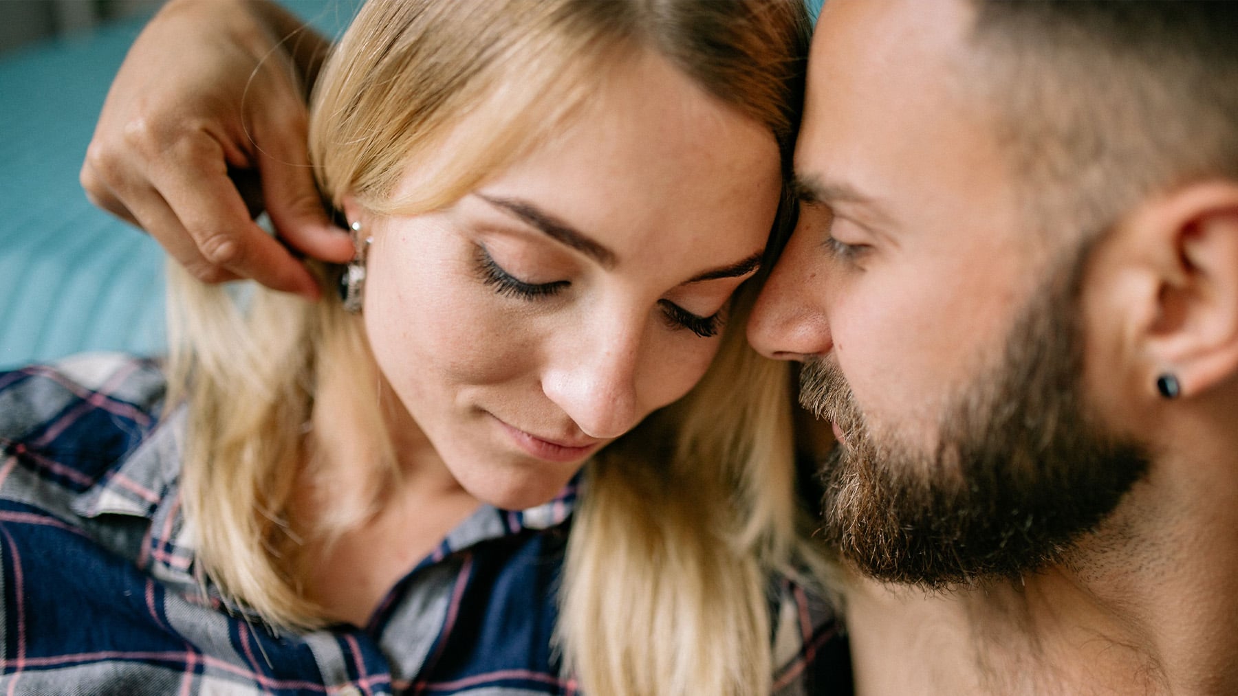 La psicología afirma que quienes tienen fantasías con otras personas no es por problemas en su relación: solo quieren conocerse mejor