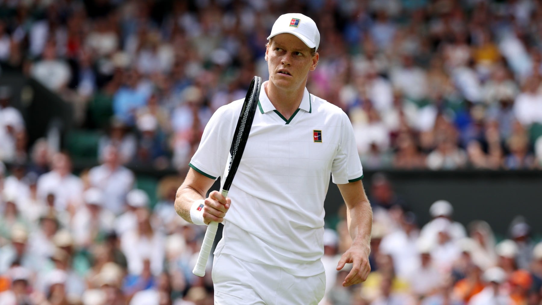 Sinner supera el sofoco y sobrevive a Kecmanovic en su debut en Wimbledon