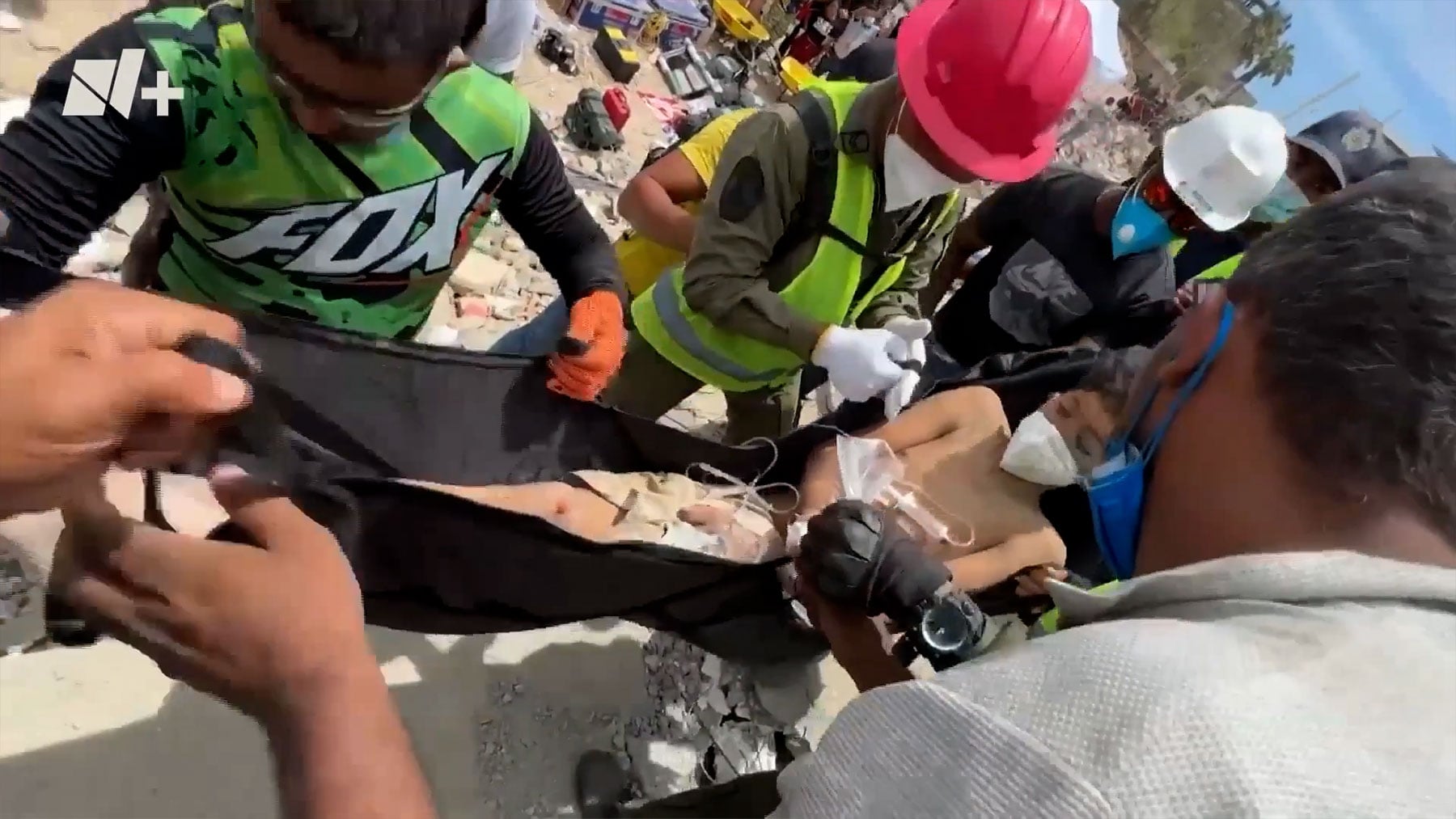 Milagro en Venezuela: rescatan a un padre y a su hijo tras pasar más de 72 horas bajo los escombros