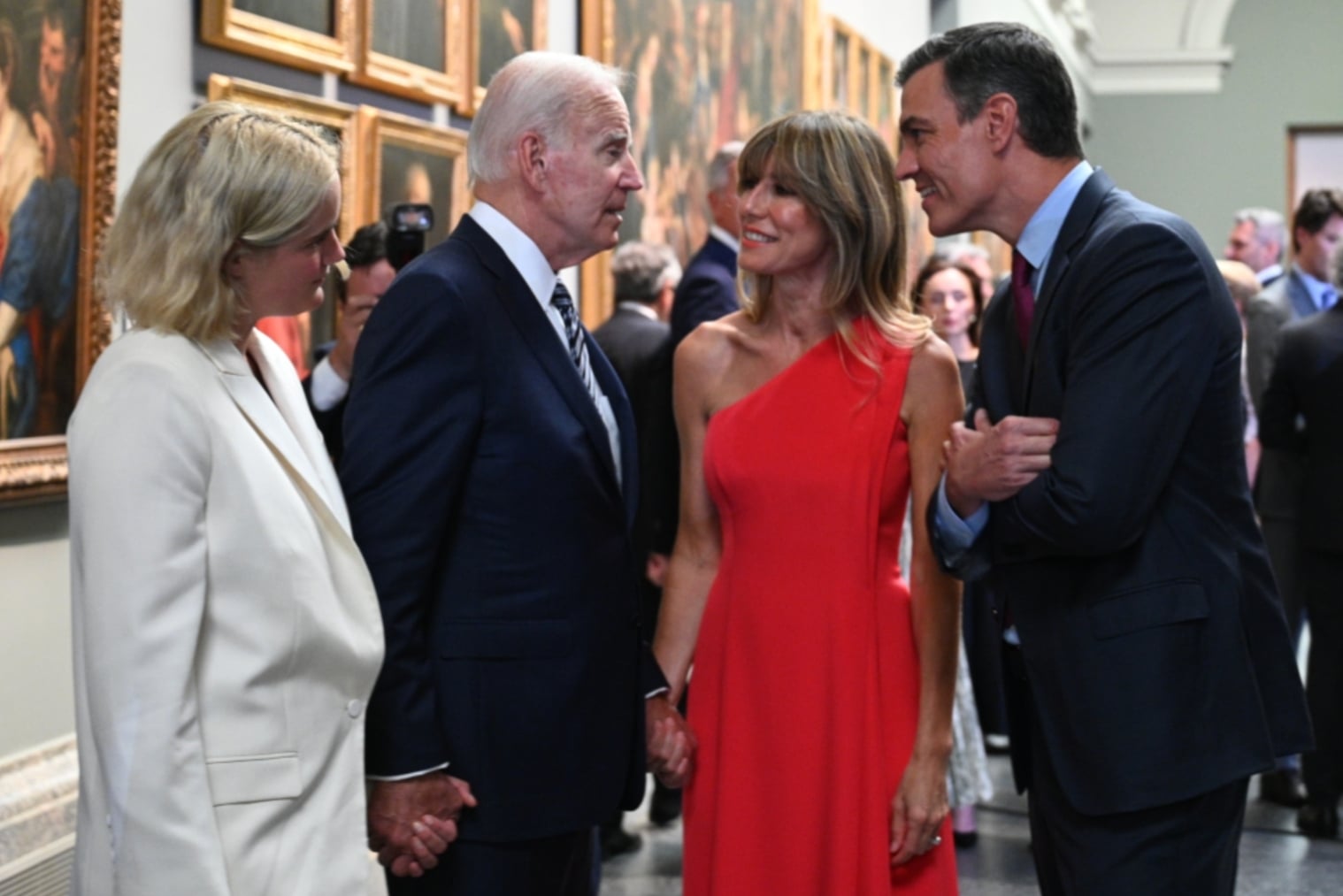 Begoña Gómez lleva 2 años sin querer ir a la cumbre de la OTAN que ahora usa para que Peinado le devuelva el pasaporte