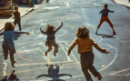 La psicología sugiere que los niños nacidos entre 1959 y 1970 no se volvieron fuertes debido a una mejor crianza, sino porque aprendieron a controlar esta emoción concreta